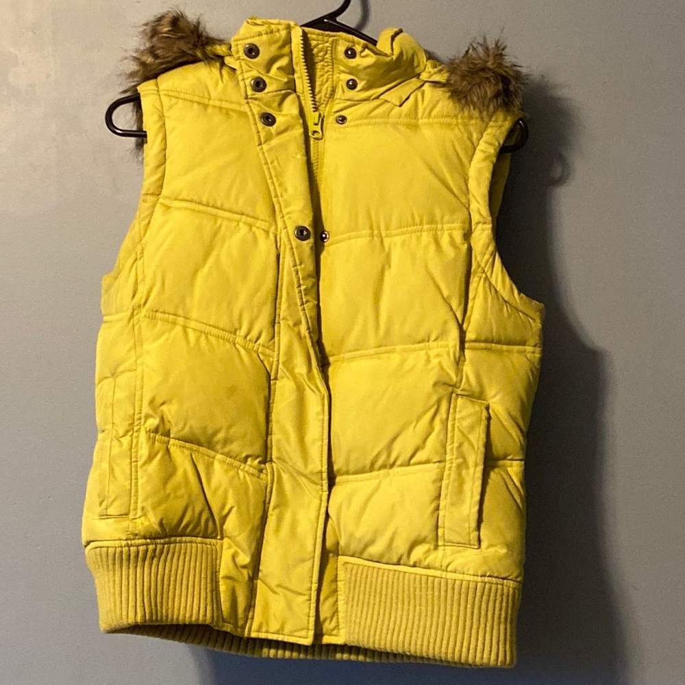Yellow puffer vest w fur hood